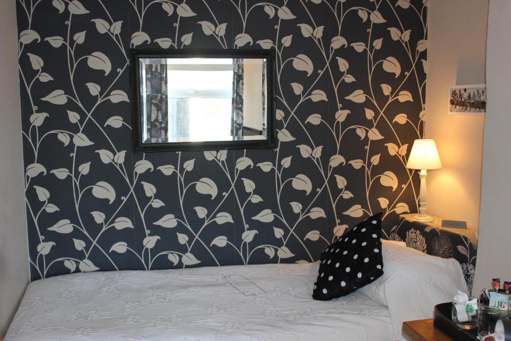 Cherubs Nest Dartmouth Room photo
